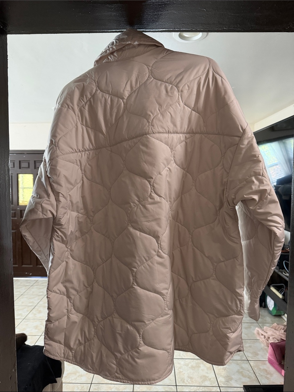Nike Women's Light Cream Quilted Puffer Shacket - Picture 4 of 6